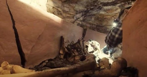 Phát hiện quan tài đất nung trong vách đá, mở ra kinh hoàng thấy xác ướp kỳ lạ bên trong