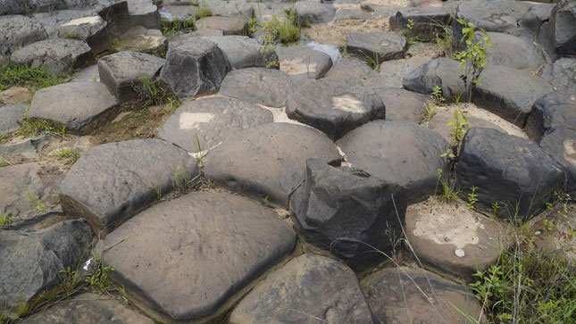 Phát hiện suối đá tổ ong kỳ lạ ở Gia Lai