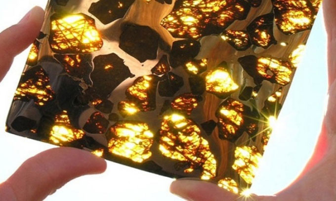 Phát hiện thiên thạch 4,5 tỷ năm tuổi, lóng lánh như vàng ròng ở sa mạc Gobi, Trung Quốc