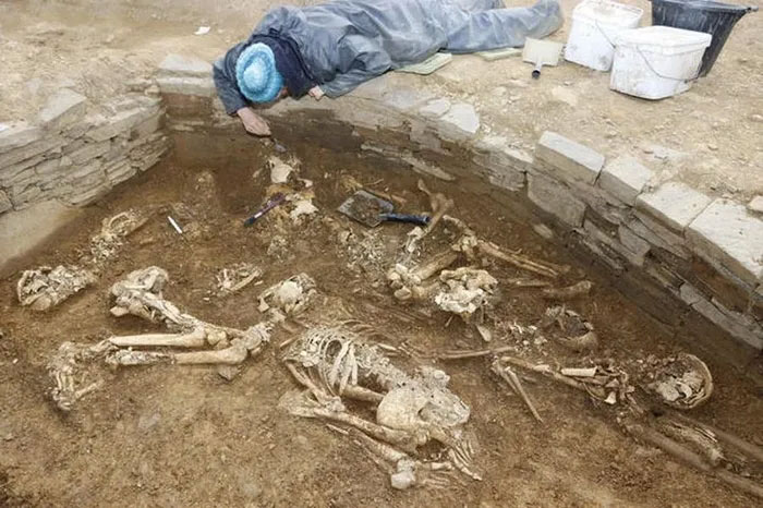 Phát hiện xương người tiền sử trong ngôi mộ 5.000 năm tuổi ở Scotland