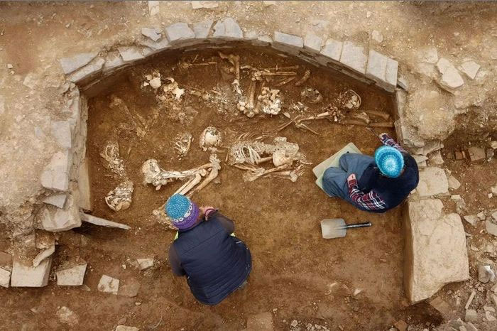 Phát hiện xương người tiền sử trong ngôi mộ 5.000 năm tuổi ở Scotland