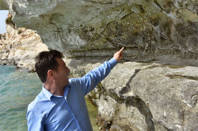 Phát lộ bức tranh khắc đá có tuổi đời 2,6 triệu năm