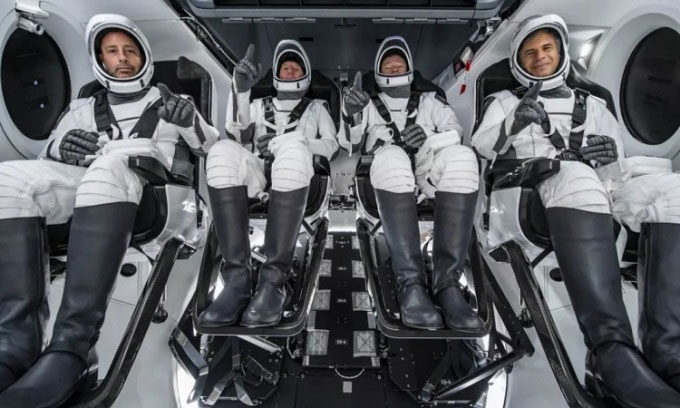 Phi hành đoàn dân sự đầu tiên bay về Trái đất từ trạm ISS