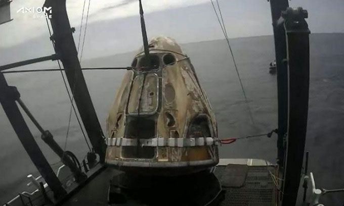 Phi hành đoàn dân sự đầu tiên hạ cánh xuống biển sau khi rời ISS
