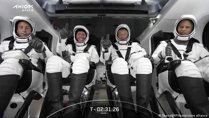 Phi hành đoàn tư nhân đầu tiên đặt chân lên Trạm Vũ trụ Quốc tế
