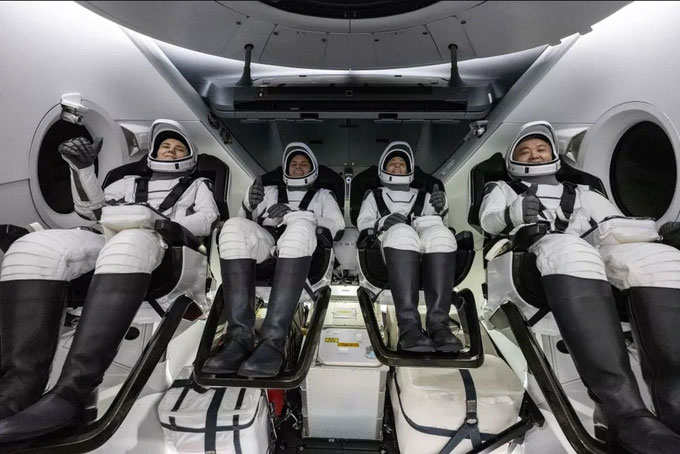 Phi hành gia NASA trở về Trái đất sau 157 ngày trong không gian