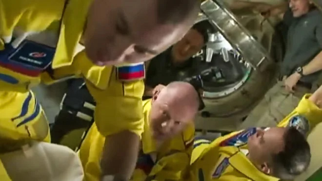 Phi hành gia Nga mặc trang phục màu cờ Ukraine đi lên ISS?