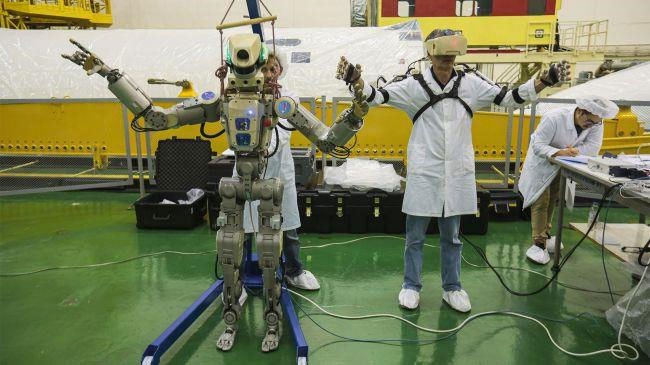 Phi hành gia robot đầu tiên vừa lái tàu không gian đến trạm ISS