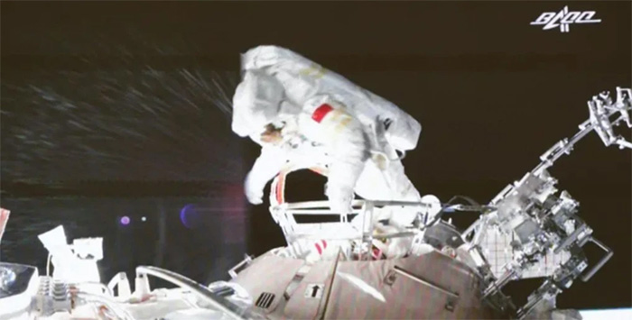 Phi hành gia tàu Thần Châu-13 hoàn thành chuyến đi bộ ngoài không gian thứ 2