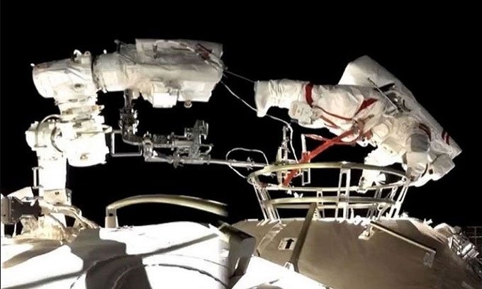 Phi hành gia Trung Quốc đi bộ không gian ngoài trạm Thiên Cung