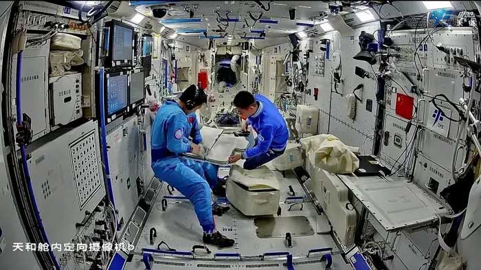 Phi hành gia Trung Quốc hoàn thành chuyến đi bộ ngoài không gian đầu tiên