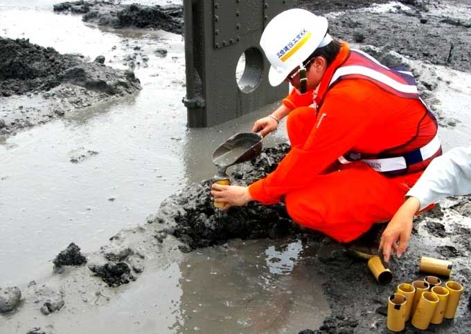 Phó giáo sư Việt nghiên cứu vật liệu bê tông từ bùn thải và tro bay