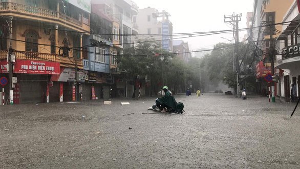 Phố phường Hải Phòng hóa sông vì mưa lớn kéo dài
