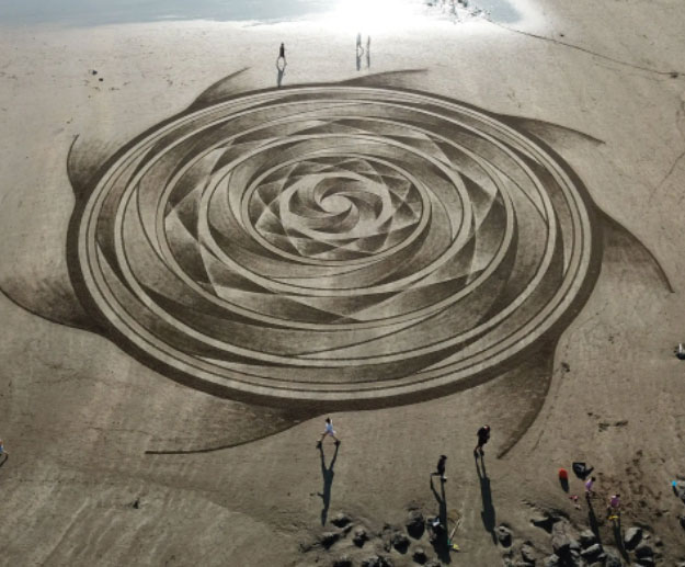 Phù thuỷ cát đam mê sáng tạo nhiều tranh đẹp trên các bãi biển