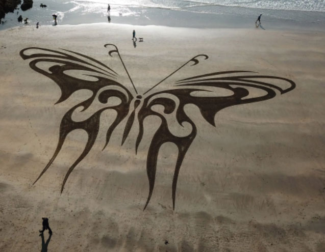 Phù thuỷ cát đam mê sáng tạo nhiều tranh đẹp trên các bãi biển
