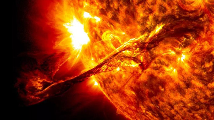 Quả cầu plasma Mega phun ra từ ngôi sao giống như mặt trời