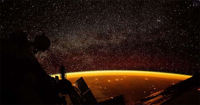 Quầng sáng vàng như mật bao phủ Trái đất trong ảnh ISS