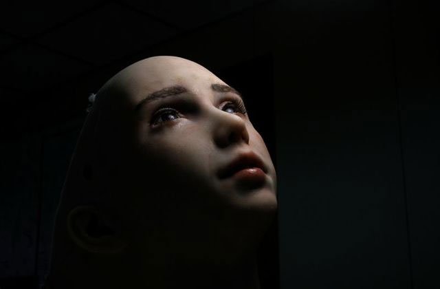 Ra mắt robot y tá mới, là em gái của người máy Sophia