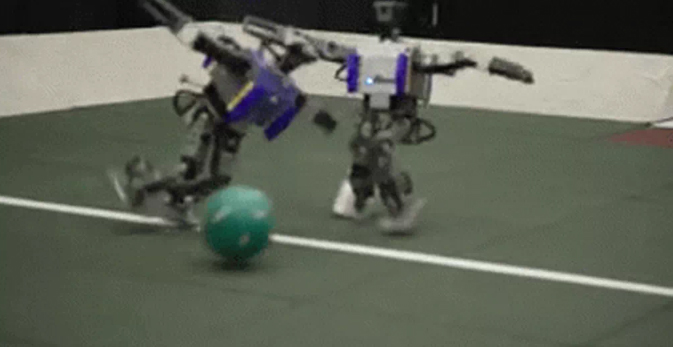 Robot đã tự biết lừa bóng, qua người, ghi bàn