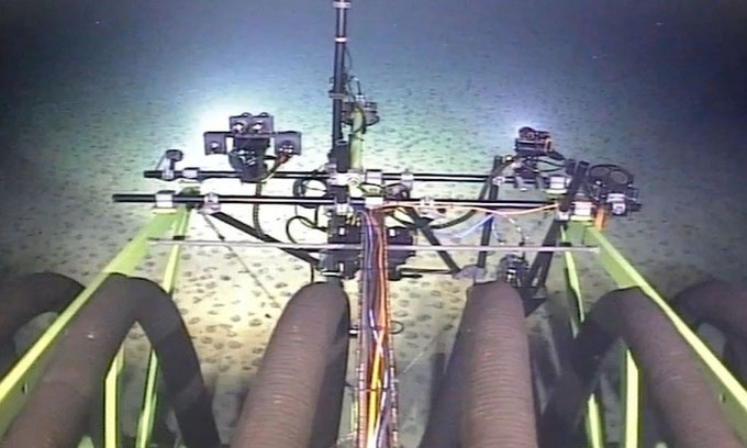 Robot đào mỏ 25 tấn mắc kẹt dưới đáy Thái Bình Dương