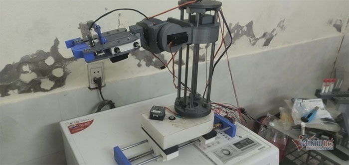 Robot lấy mẫu xét nghiệm Covid-19 giá 20 triệu đồng của học sinh lớp 9