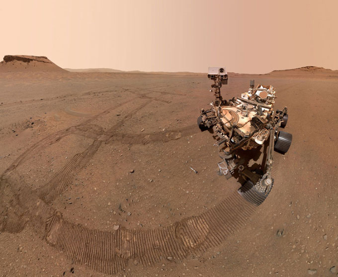Robot NASA chụp selfie với kho mẫu vật ngoài hành tinh