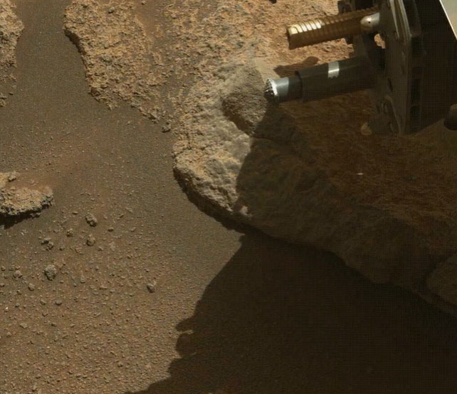 Robot NASA trên sao Hỏa phun đá để thoát nghẹn