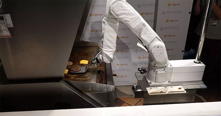 Robot nướng nhân burger đầu tiên trên thế giới