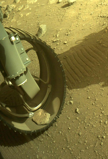 Robot Perseverance của NASA vướng đá sao Hỏa trong bánh xe