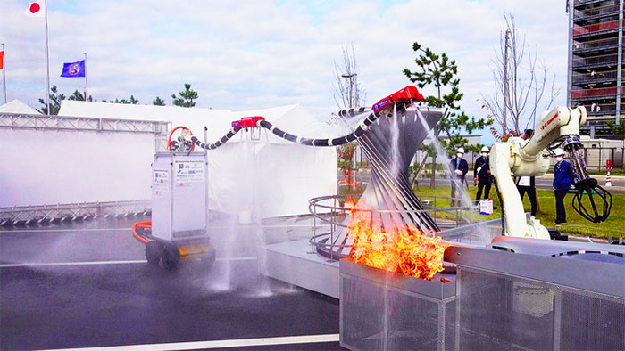 Robot rồng bay lượn trên cao chữa cháy