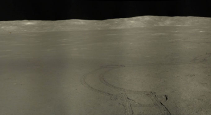 Robot Trung Quốc chụp ảnh vết bánh xe trên Mặt trăng