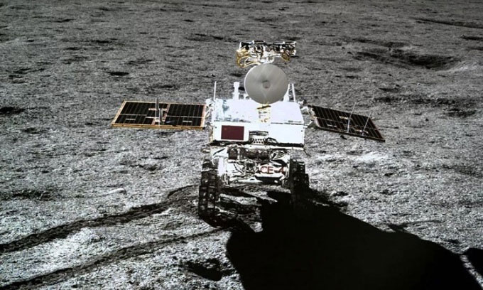 Robot Trung Quốc phát hiện vật thể kỳ lạ trên Mặt trăng