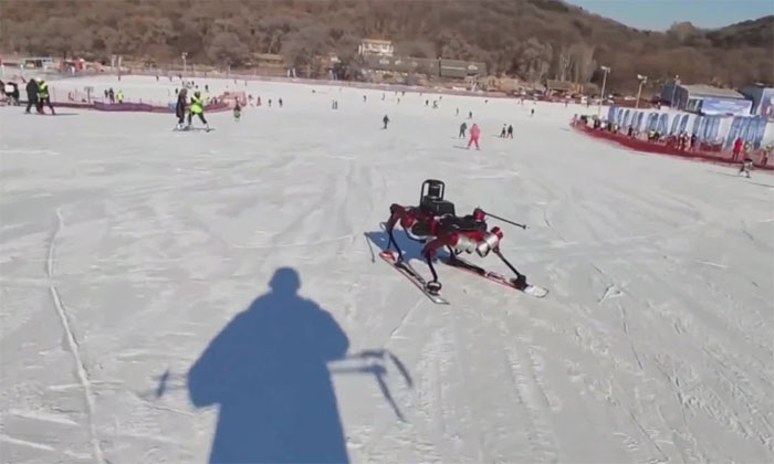Robot Trung Quốc trình diễn kỹ năng trượt tuyết trên núi cực đỉnh