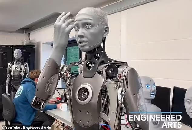 Rùng mình khi thấy robot giống người nhất thế giới bắt chước hành vi của nhà khoa học