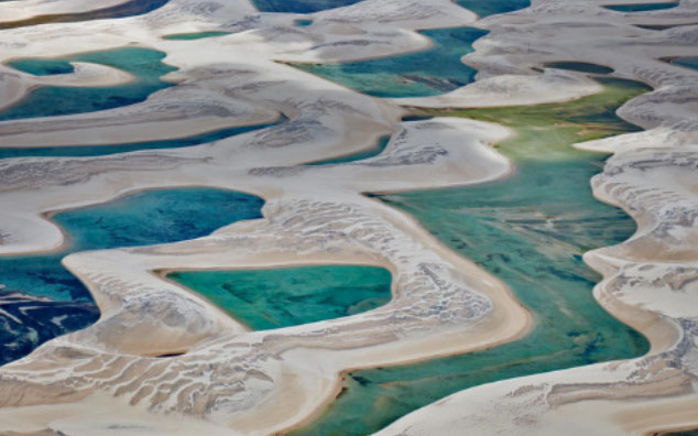 Sa mạc dị nhất thế giới: Cồn cát vàng thì chẳng thấy đâu mà chỉ thấy hồ nước với tôm cá