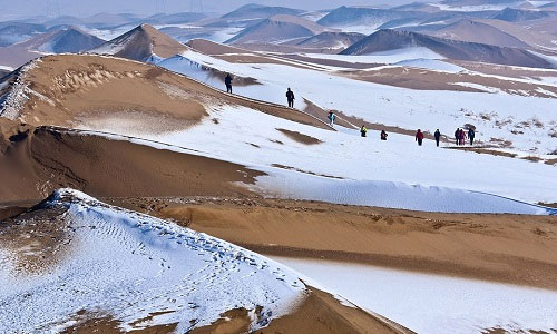Sa mạc Trung Quốc phủ tuyết trắng xóa trong thời tiết -25 độ C