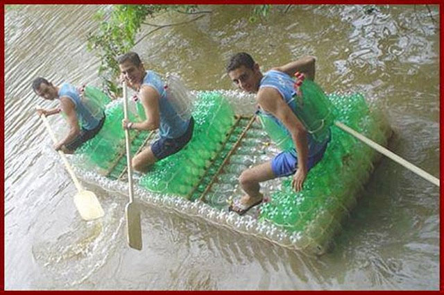 Sáng chế áo phao, bè nổi tái chế làm từ chai nhựa hot trở lại mùa mưa lũ: Giải pháp nhanh, ít tốn kém cho bà con