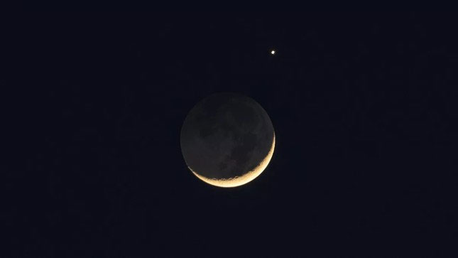 Sao Kim và Mặt trăng khiêu vũ với chòm sao Seven Sisters trong mưa sao băng Lyrid