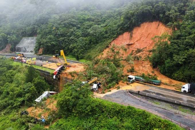 Sạt lở xảy ra do đâu, vì sao không thể báo trước?