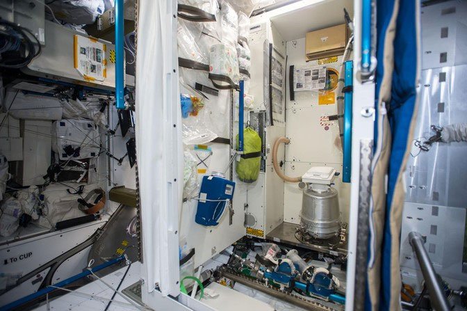 Sau 60 năm, NASA mới làm nhà vệ sinh cho phi hành gia nữ