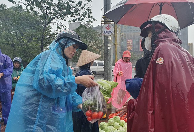 Sau Quảng Ngãi, giờ đến người dân Hà Tĩnh vội vã chạy lụt