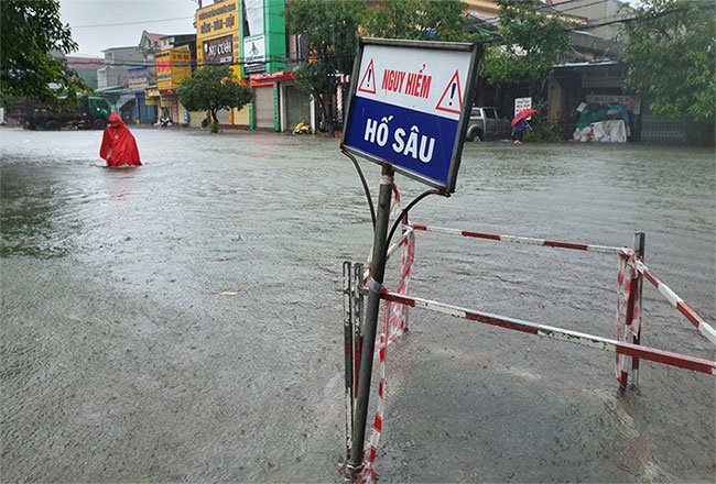 Sau Quảng Ngãi, giờ đến người dân Hà Tĩnh vội vã chạy lụt