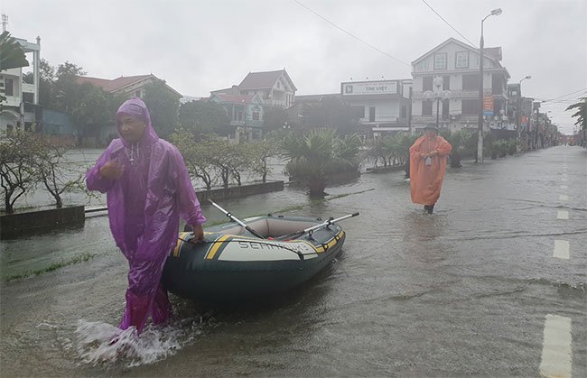 Sau Quảng Ngãi, giờ đến người dân Hà Tĩnh vội vã chạy lụt