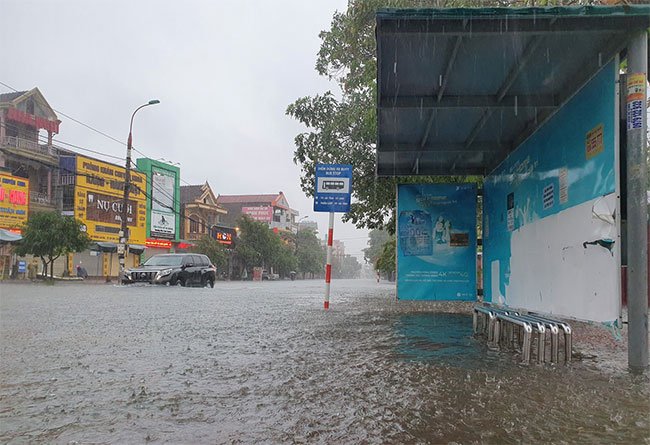 Sau Quảng Ngãi, giờ đến người dân Hà Tĩnh vội vã chạy lụt