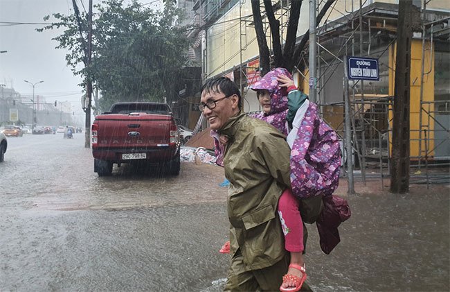 Sau Quảng Ngãi, giờ đến người dân Hà Tĩnh vội vã chạy lụt