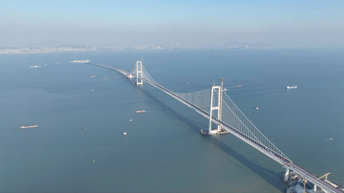 Siêu dự án cầu xuyên biển 6,7 tỷ USD lập kỷ lục thế giới lát nhựa chỉ trong 1 ngày của Trung Quốc