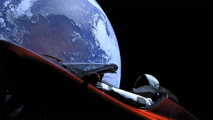 Siêu xe điện của Elon Musk có khả năng gây thảm kịch đâm vào Trái Đất?