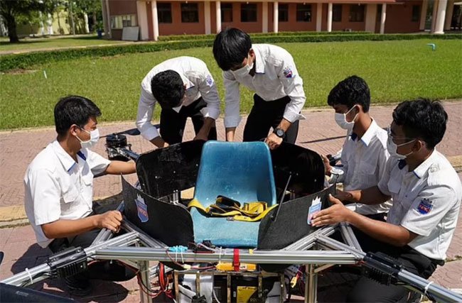 Sinh viên Campuchia biến hoá ghế ngồi học thành thiết bị bay tiện lợi