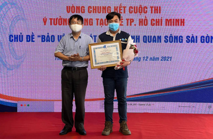 Sinh viên Việt Nam chế tạo máy vớt rác tự động