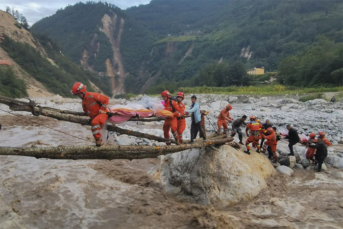 Số người chết do động đất ở Tứ Xuyên đã lên tới 65, còn nhiều người mắc kẹt